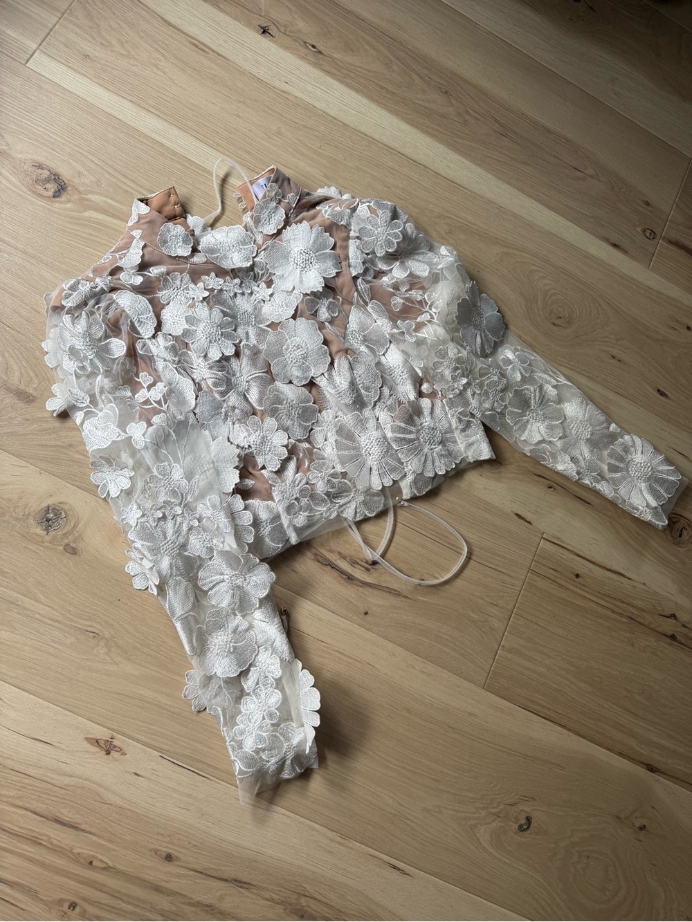 Elliatt White Floral Appliqué Lace Long-Sleeve Top